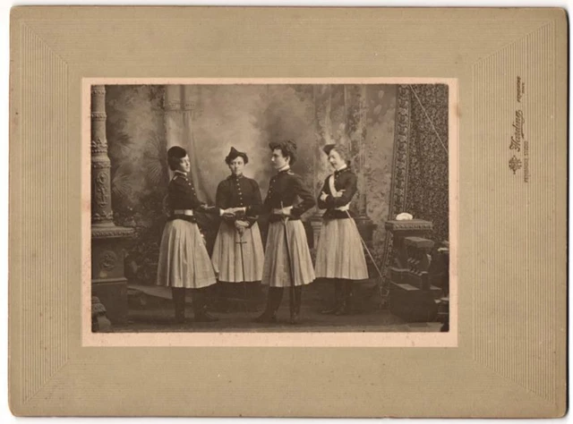 Fotografie Atelier Harding, Pembroke / Ontario, hübsche Frauenmit Degen in Unif