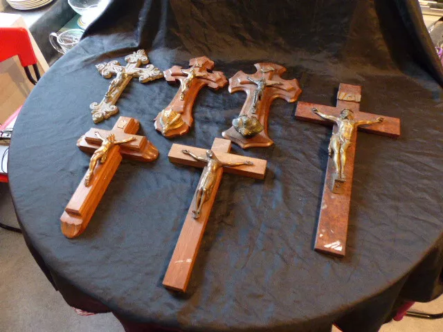 Lot De 6 Anciens Crucifix Et Benitier Bois Et Metal