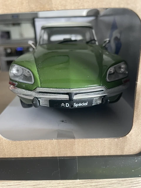 CITROËN D Spécial (DS) 1972 Vert Muscinée - 1:18 SOLIDO S1800703