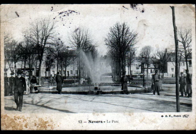 NEVERS (58) VILLAS & MILITAIRES à la FONTAINE du PARC en 1906