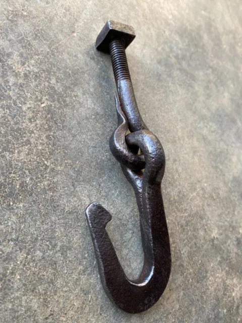Ancien crochet à visser , en fer forgé.