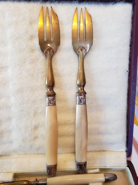 Six fourchettes à gâteau en argent avec des fleurs comme