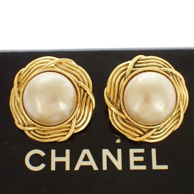 CHANEL Imitation Pearl Round Button Earrings 23 Clip-On Gold Vintage 62RJ174