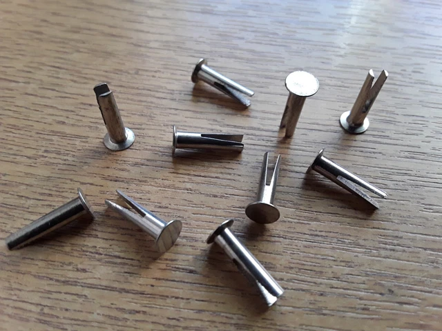 Testa rivetto piatta in acciaio nichelata 3 mm x 12,5 mm gamba biforcata quantità 10