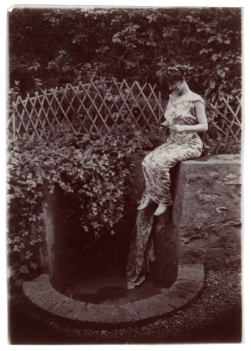 LIV00702 Original Vintage Women's Fashion Garden Theatre Photo Photography? decor