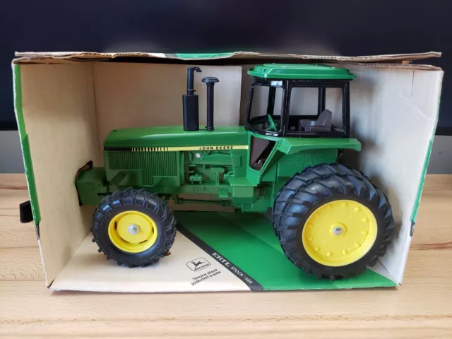 Ertl John Deere 4850 MFWD Row-Crop Tractor with Duals Diecast 1:16