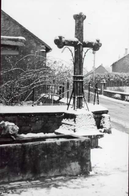 photo originale . Rougemont dans le doubs. 25 . Croix carrefour . Rte Cuse .1960