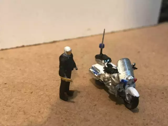 Ho 1/87 Scale Police Motorcycle w Figure (painted)