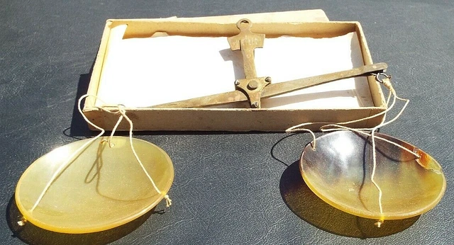 BALANCE SCALE 50 G. ENGRAVINGS BRASS / 2 PLASTIC DISH Hand Held ANTIQUE