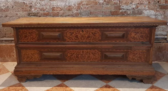 Vecchia cassapanca in legno con inserti decorativi no(comò cassettone cantarano)