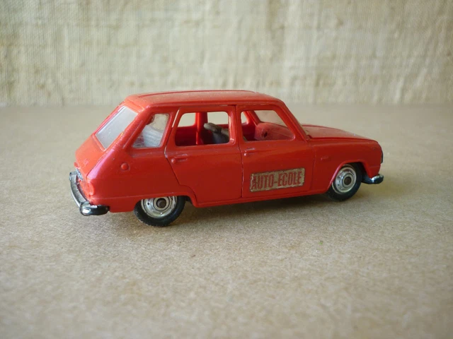 Ancienne voiture NOREV en plastique n° 162 Renault R 6 rouge auto-école