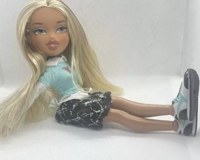 Bratz Cloe Back to School Class Cloe Blonde Doll 2006 Original Outfit. Relisted