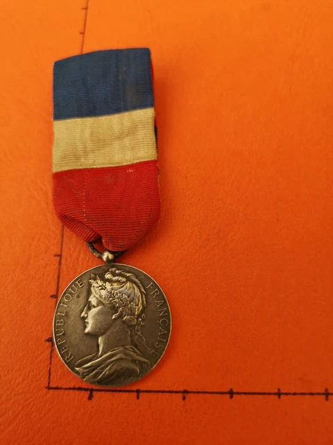 Médaille Ministère Du Travail Argent Par A. Borrel - 1951 - Avec Boîtier