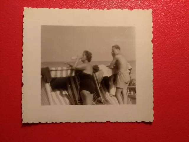 Altes Foto antik Mann Frau Woman trinkt Badeanzug Meer Urlaub Erotik old Photo