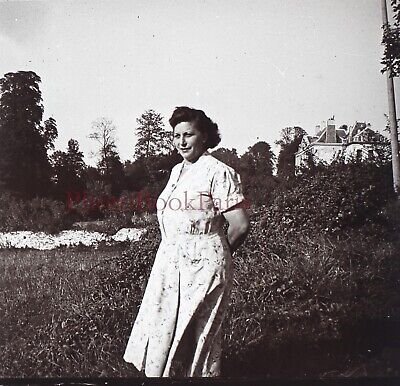 Femme dans un parc c1950 Photo Plaque de verre Stereo Vintage V15L34n7