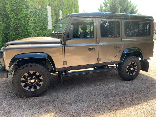 Land rover defender 110 TD4 edition limitee station wagon "raw" 2011 Land rover defender 110 TD4 edition limitee station wagon "raw" 2011