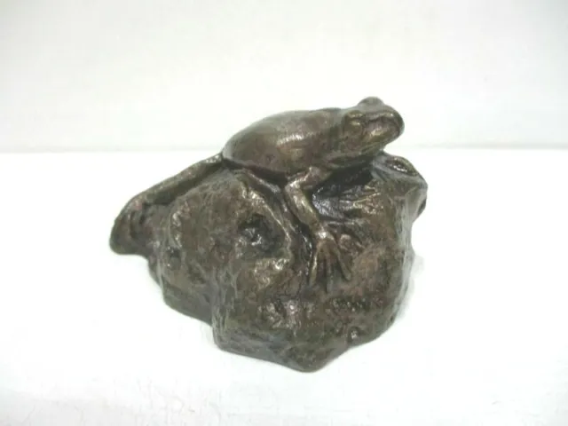Jolie petit bronze animalier : " Grenouille sur un rocher "