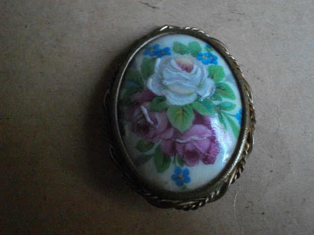 Broche corbeille de fleurs en or jaune avec brillant, emeraudes, rubis