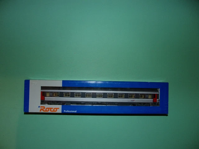 ROCO 74534 Voiture Corail 2ème classe à couloir central de la SNCF