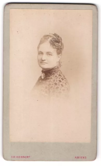 Photo Ch. Herbert, Amiens, Portrait de hübsch gekleidete Dame avec Kragenbrosch