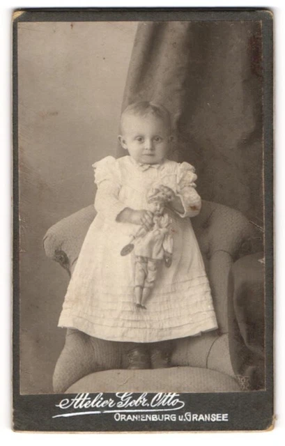 Fotografie Atelier Gebr. Otto, Oranienburg, Portrait niedliches Kleinkind mit P