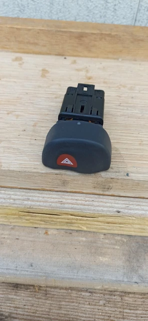 Interrupteur De Warning Rouge - Renault Trafic 2001 - Pièce Générique Neuve OEM 8200442724
