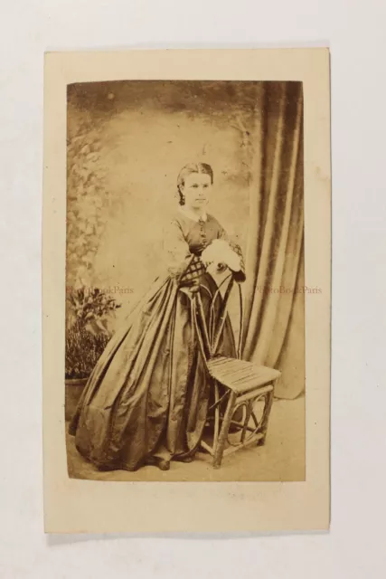 Portrait d’une jeune femme à la chaise c1860 FRANCE Photo Carte de Visite 