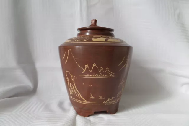 Pot couvert urne en céramique  JAPON ou CHINE- chien de fo- décor incisé - 21 cm