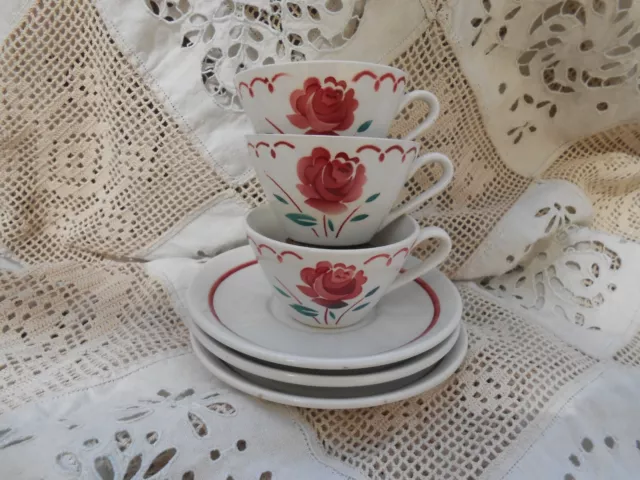 tasses , sous tasses  anciennes  décor de roses  et  frise  Badonviller FB 28