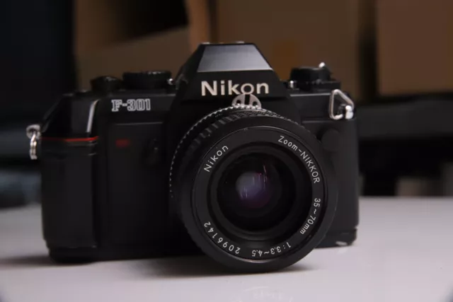 Nikon F-301 mit Nikon Zoom-Nikkor 35-70mm Kamera Foto Spiegelreflex analog