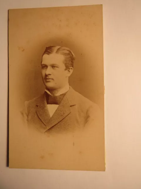 Leipzig - junger Mann im Anzug - Portrait / CDV