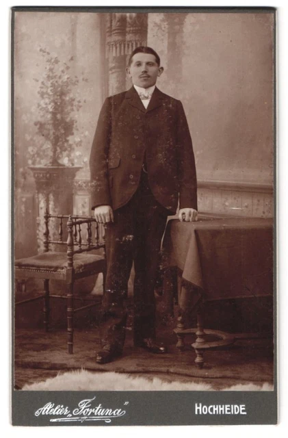 Fotografie Atelier Fortuna, Hochheide, Portrait Herr im Anzug mit heller Fliege