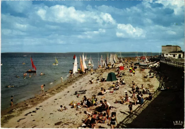 CPM Luc sur Mer La plage et les voiliers FRANCE (1335710)