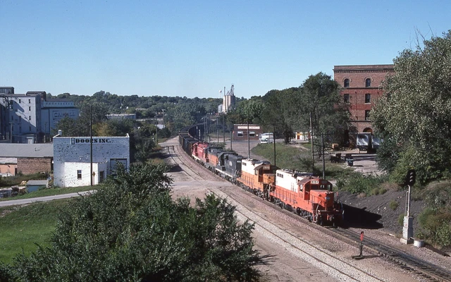 T: Orig Slide CC&P CC Chicago Central GP10 #8194+4 w/Train - Fort Dodge IA 1989