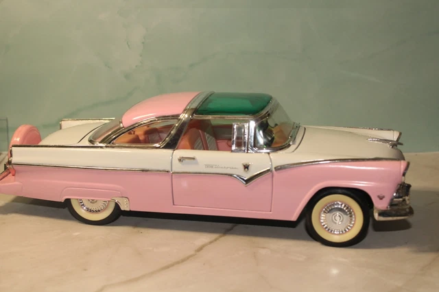 1:18 1955 FORD Fairlane Crown Victoria Die Cast Road Legends