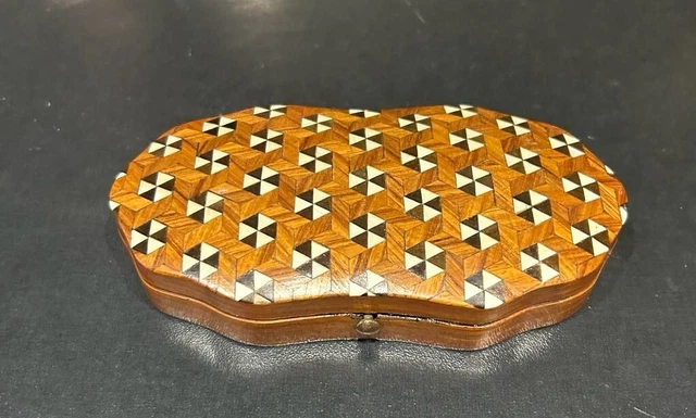 Nécessaire de couture ancien en marquetterie de bois de rose et divers