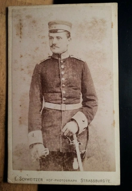 stehender Soldat in Uniform mit Säbel / CDV E. Schweitzer Strassburg i. E.