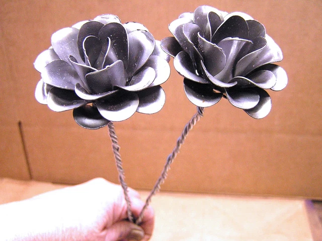 2 Grandes Metal Crudo Acero Rosa Flores con Acero Envolvido Alambre TALLOS