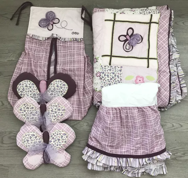Ropa de cama para bebé Cocalo edredón falda pañal colgante de pared mariposas púrpura Usada en excelente condición