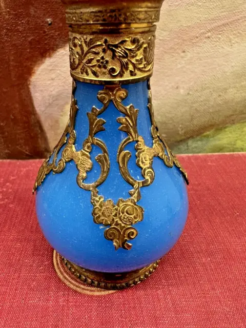 *Palais Royal französische Parfümflasche aus dem 19. Jahrhundert blau opalinfarben mit Kameedeckel 2