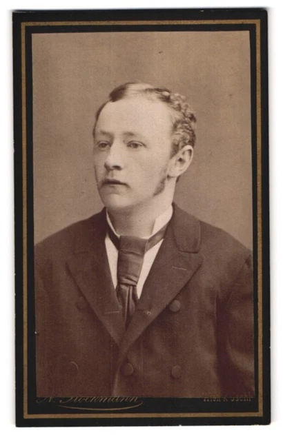 Fotografie N. Stockmann, Wien, Praterstr. 10, Junger Herr im Anzug mit Krawatte