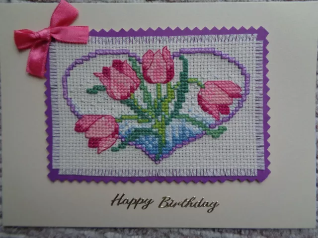 Handgefertigte kreuzgenähte Geburtstagskarte einer floralen Tulpe & Herz Design