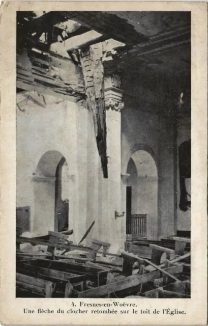 CPA FRESNES-en-WOEVRE Une fléche du cloche retombée sur le toit (152613)