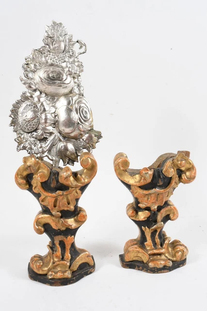 L84G20- 2x Rokoko Altarvase, Holz geschnittzt, 18.Jh., 1x Blumenstrauss