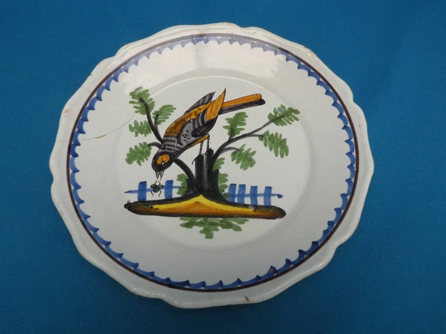 N° 82 / Xviii° Xix° Nevers Assiette En Faience Oiseau Mangeant Un Insecte