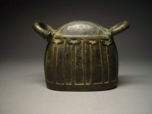 ANTIQUE BURMESE BRONZE 'MANDALAY' WATER BUFFALO BELL. MYANMAR, 19th C. 2