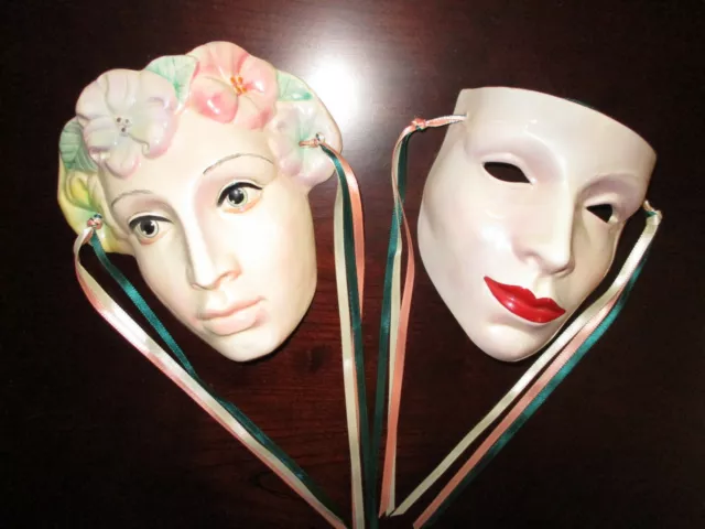 2 máscaras faciales de cerámica Claudia Cohen 1978 de colección florales Mardi Gras