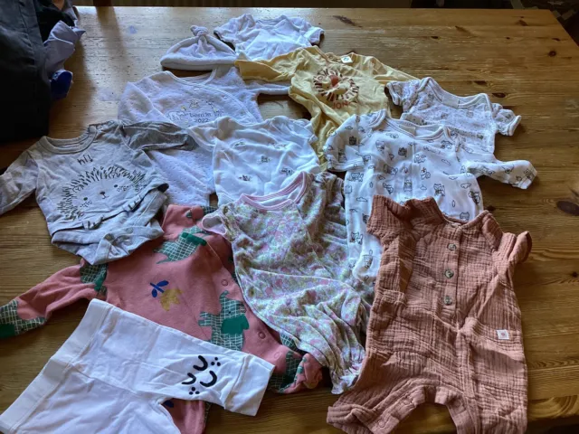 Pacchetto di vestiti per bambina 0-1 mese taglia neonato, nuovi con etichette e indossati una volta inclusi