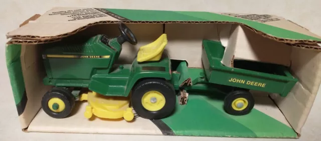 ERTL John Deere Diecast 1/16 Scale Lawn & Garden Tractor with Dump Trailer #5594