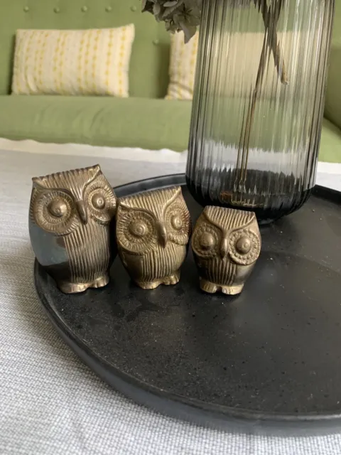 3 x Vintage graduated BRASS OWLS paperweights / owl family decorative ornaments